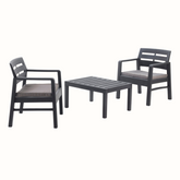 Conjunto composto por duas cadeiras com braços e encosto de apoio, acompanhadas de almofadas no assento, e uma mesa baixa IPAE PROGARDEN. Sobre fundo branco.